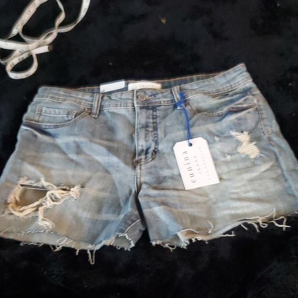 eunina Pants - Distressed Denim Shorts - Blue
